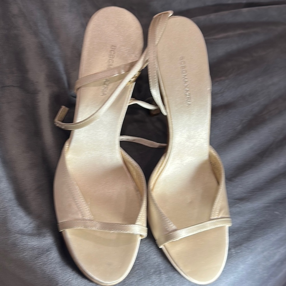 *BCBGMAXAZRIA cream beige silky satin heels.Size 40 10B